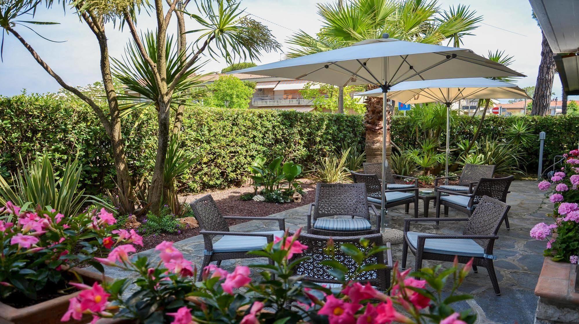 Hotel Tiffany Marina di Massa Exterior photo