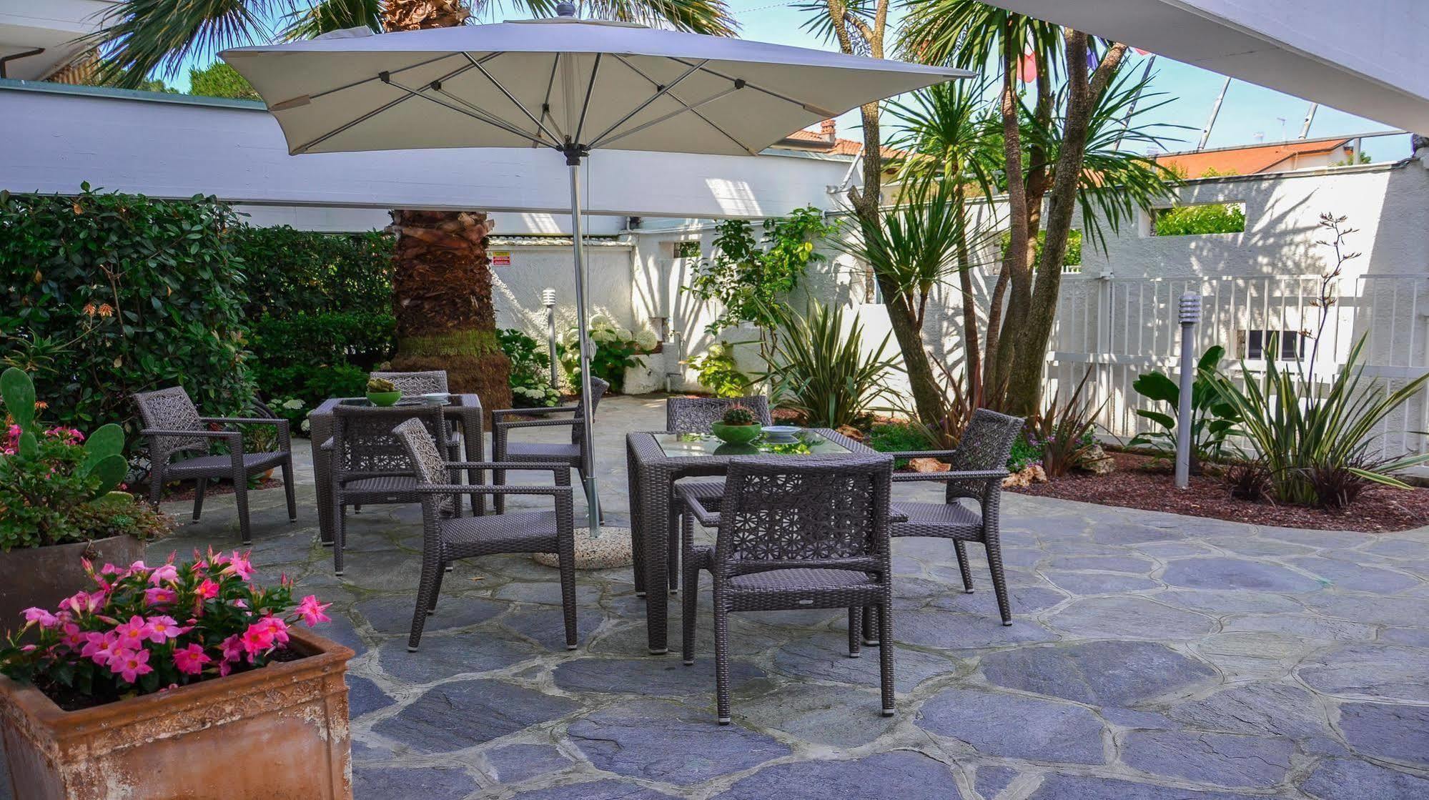 Hotel Tiffany Marina di Massa Exterior photo