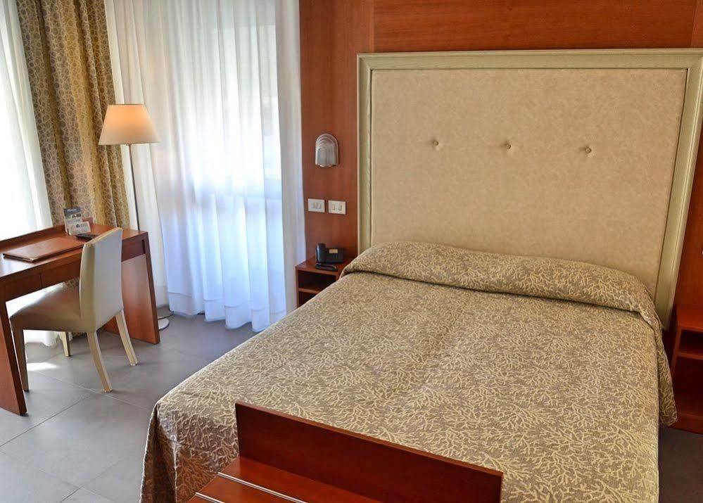 Hotel Tiffany Marina di Massa Exterior photo