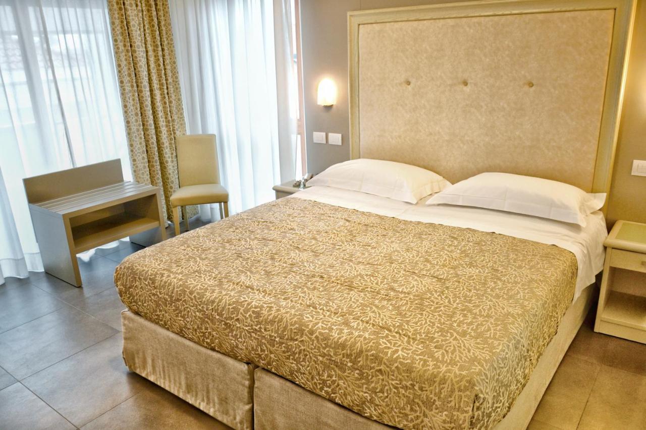 Hotel Tiffany Marina di Massa Exterior photo